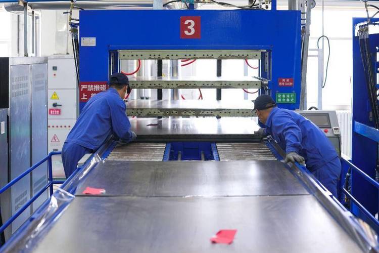 碳纤维制品成型制作工:"巧手"升级 玩转"新材料之王" 新
